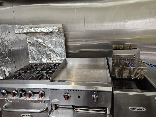 Image of a gas burner, flat-top griddle and deep fryer.